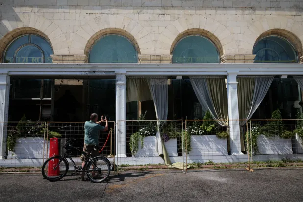 صورة من أمام مطعم «بالزي روسي» بعد انفجار قنبلة مميتة في وسط موسكو 2 أغسطس 2026 (رويترز)