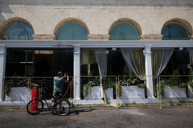 Moskova'nın merkezinde 2 Ağustos 2026'da düzenlenen ölümcül bombalı saldırının ardından Balzi Rossi restoranının önü, (Reuters)