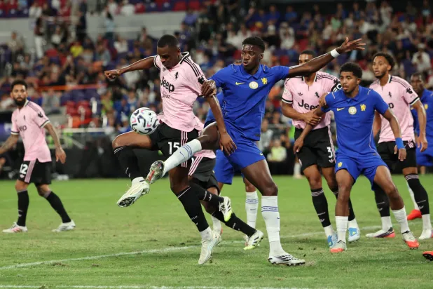 مدافع يوفنتوس بيير كالولو خلال صراع على الكرة مع لاعب تشيلسي مامادو سار (رويترز)