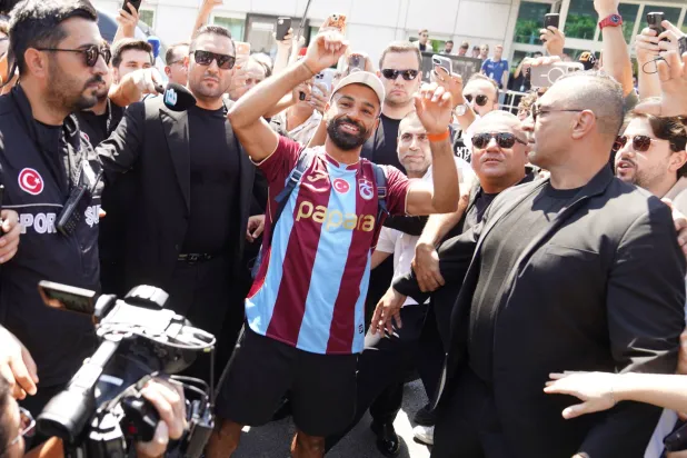 استقبال حاشد للمصري محمد صلاح في إسطنبول (إ.ب.أ)