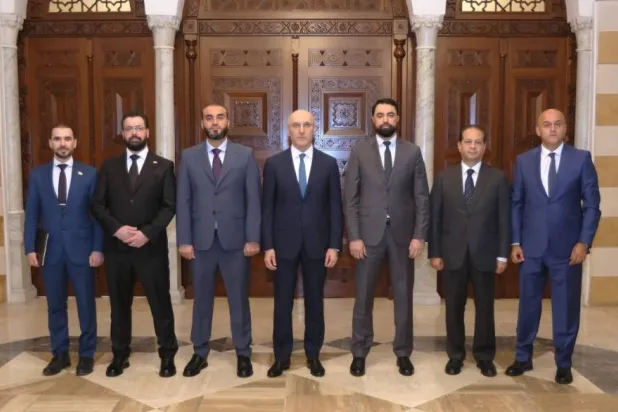 وزير الداخلية اللبناني أحمد الحجار يستقبل معاون وزير الداخلية السوري للشؤون الأمنية العميد ملهم الشنتوت والوفد المرافق (الوكالة الوطنية)