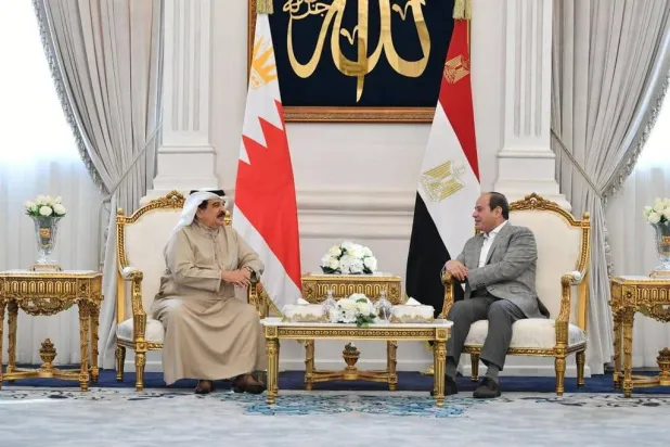 لقاء سابق بين الرئيس المصري عبد الفتاح السيسي وعاهل البحرين الملك حمد بن عيسى آل خليفة (الرئاسة المصرية)