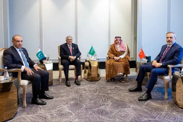 وزراء خارجية السعودية وباكستان ومصر وتركيا خلال اجتماعهم في عمَّان الأربعاء (واس)