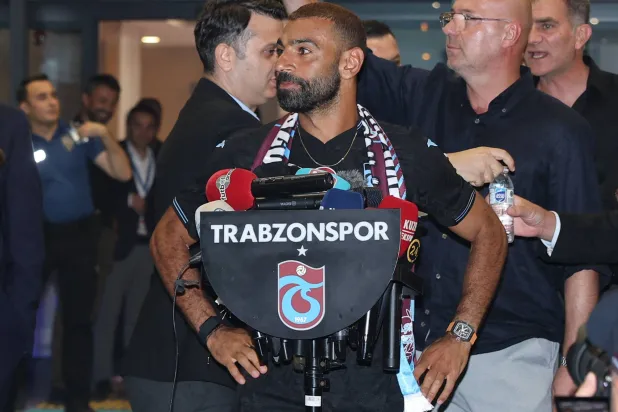 محمد صلاح لدى وصوله إلى مطار طرابزون لإكمال انتقاله إلى طرابزون سبور (أ.ف.ب)
