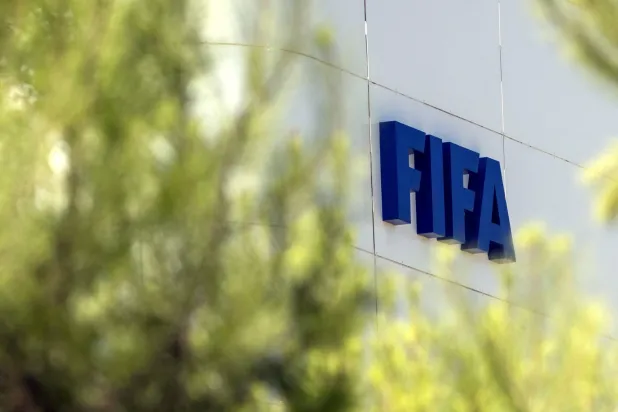 واجهة المقر الإقليمي للاتحاد الدولي لكرة القدم (فيفا) في أفريقيا بمدينة سلا المغربية، قبيل الاجتماع الطارئ الذي دعا إليه جياني إنفانتينو (أ.ب.إ)
