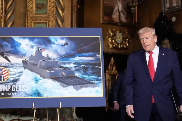 الرئيس الأميركي خلال إعلانه في ديسمبر (كانون الأول) الماضي مشروعه لإنتاج فئة جديدة من السفن الحربية تحمل اسمه (أ.ب)