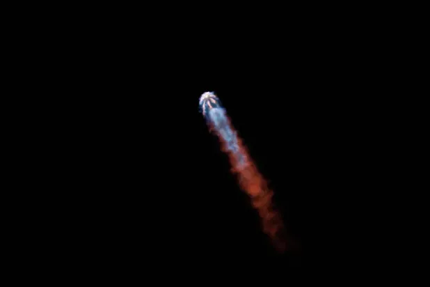 Otobüs büyüklüğündeki Falcon 9 roketinin üst kademesi, geçen temmuz ayında uzaya fırlatılması sırasında (EPA)