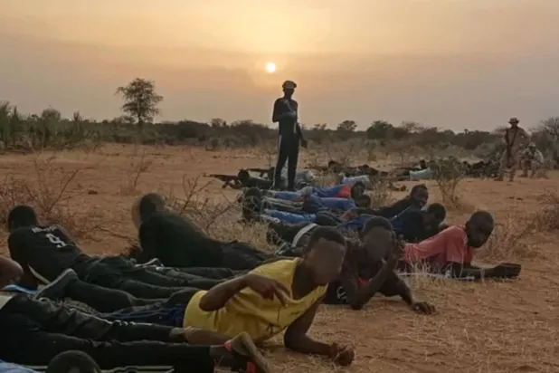 صبية ورجال سودانيون يتلقون تدريباً على يد مرتزقة كولومبيين في السودان (أرشيفية)
