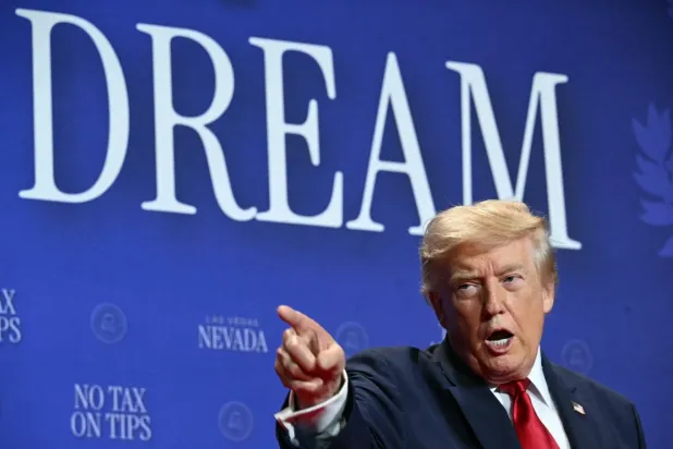 Trump, Las Vegas'ta halka hitap ederken, (AFP)