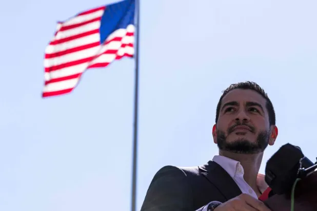 Michigan'da Demokrat Parti'nin Senato ön seçimlerini kazanan Abdurrahman es-Seyyid. (AFP)