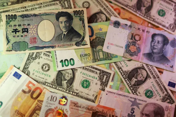 أوراق نقدية من الين الياباني مع مجموعة عملات تشمل الدولار واليورو والإسترليني (رويترز)