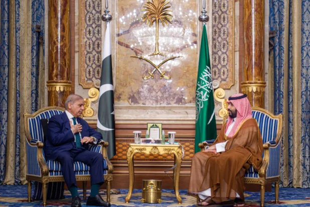 ولي العهد السعودي الأمير محمد بن سلمان مستقبلاً رئيس الوزراء الباكستاني محمد شهباز شريف في زيارة سابقة (واس)