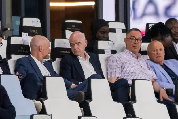جياني مع أمين عام «فيفا» خلال مباراة لملاوي وزامبيا بالرباط (أ.ب)