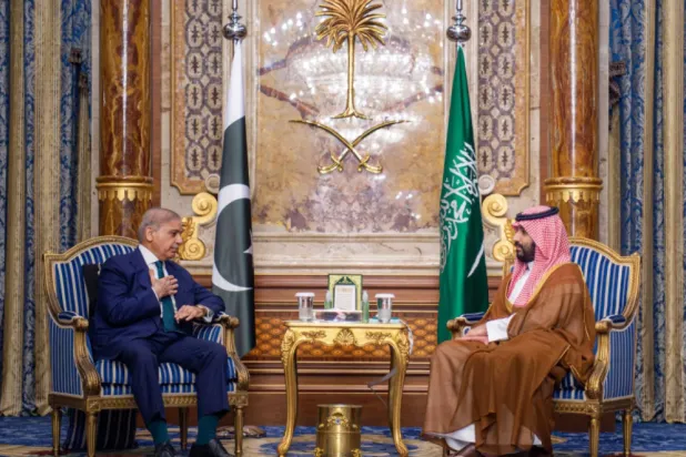 Saudi Crown Prince Mohammed bin Salman meets with Pakistani Prime Minister Shehbaz Sharif during a previous visit. (SPA)