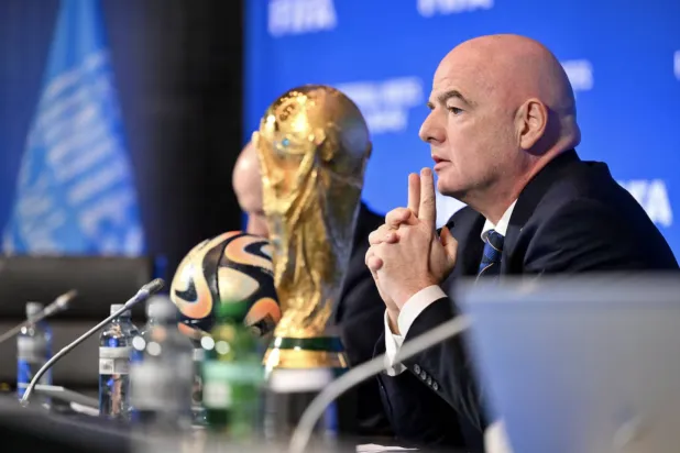 «يويفا» لا يزال متمسكاً بموقفه المطالب برحيل إنفانتينو (رويترز)
