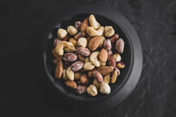 تشير دراسات إلى أن المكسرات قد تسهم في تحسين مستويات الكوليسترول وتقليل العوامل المرتبطة بأمراض القلب (بيكسلز)