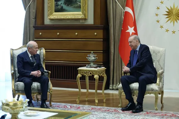 الرئيس التركي رجب طيب إردوغان بحث مع حليفه رئيس حزب «الحركة القومية» دولت بهشلي الخطوات المقبلة لمسار «تركيا خالية من الإرهاب» بعد تقديم مشروع قانون السلام إلى البرلمان (الرئاسة التركية)