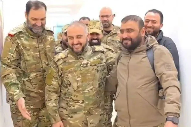 محمد الجاسم أبو عمشة مع وزير الدفاع مرهف أبو قصرة (أرشيفية)