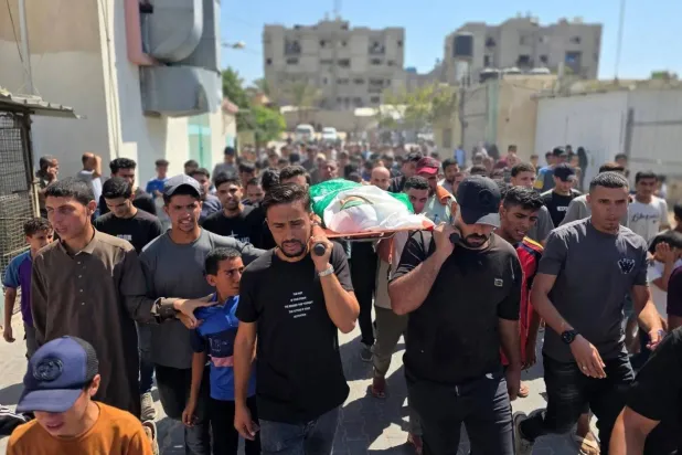 Mourners carry the body of a Palestinian who died on Thursday from wounds sustained in an Israeli strike on Khan Younis camp in the southern Gaza Strip (dpa)