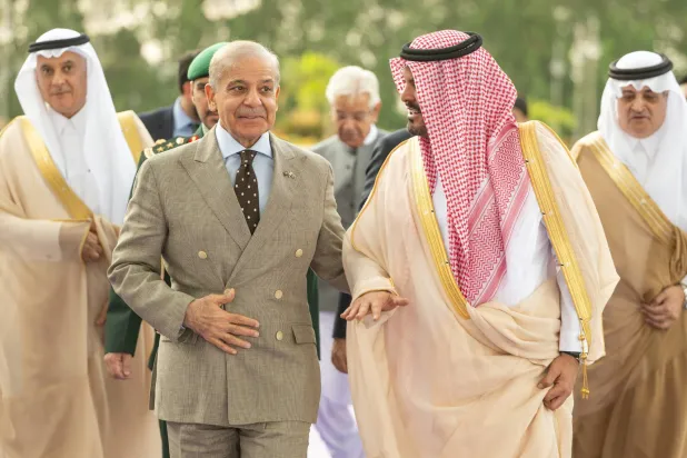 رئيس الوزراء الباكستاني محمد شهباز شريف لدى وصوله إلى جدة الخميس (واس)