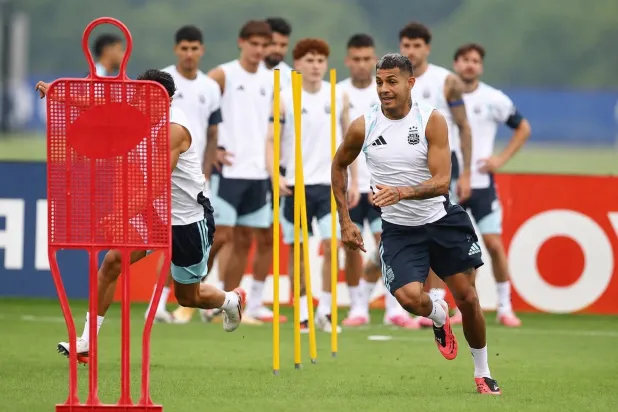 فاكوندو ميدينا خلال تدريبات منتخب الأرجنتين قبل نهائي كأس العالم 2026 (رويترز)