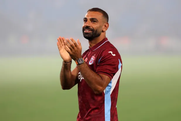محمد صلاح يحيّي جماهير طرابزون سبور خلال حفل تقديمه الرسمي لاعباً جديداً في صفوف النادي التركي (أ.ب)
