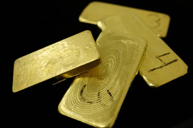 عينات من الذهب معروضة في برازيليا (رويترز)
