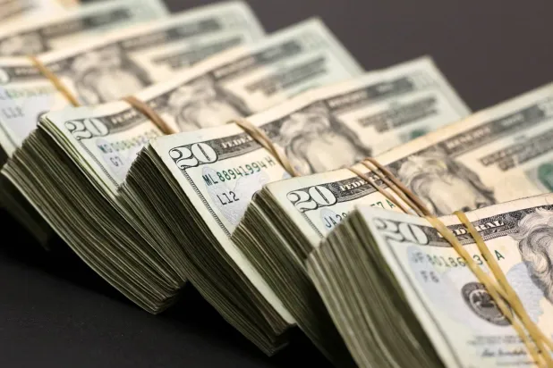 أوراق نقدية من الدولار الأميركي (رويترز)