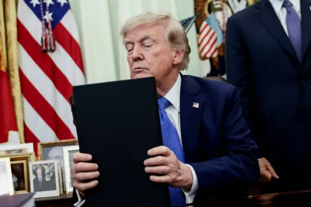 دونالد ترمب يوقّع أوامر تنفيذية تتعلق بصناعة البولي سيليكون في المكتب البيضاوي في واشنطن - 6 أغسطس 2026 (رويترز)