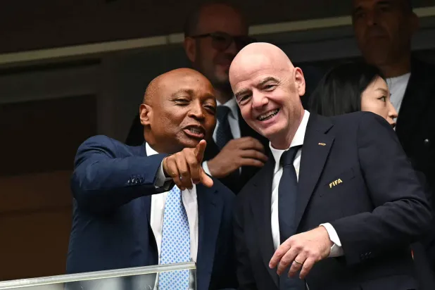 باتريس موتسيبي رئيس الاتحاد الأفريقي لكرة القدم إلى جانب رئيس الاتحاد الدولي لكرة القدم جياني إنفانتينو (أ.ف.ب)