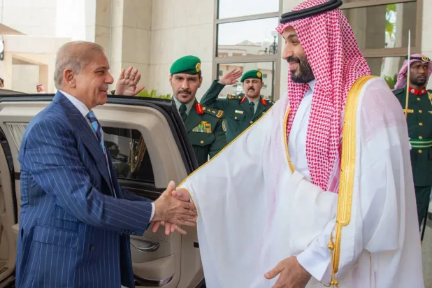 Suudi Arabistan Veliaht Prensi Muhammed bin Salman, Mekke'de Pakistan Başbakanı Muhammed Şahbaz Şerif'i kabul etti (SPA)