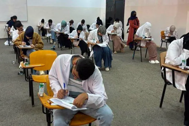 طلاب من كلية الطب بالمرج بجامعة بنغازي يؤدون الامتحان (الصفحة الرسمية للجامعة)