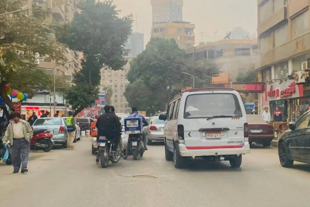 الديلفري يزاحمون وسائل النقل في طرق مصر (الشرق الأوسط)