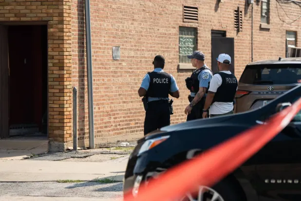 ABD polisi, Güney Chicago'daki Chapel cenaze evinin önünde nöbet tutuyor (AP).