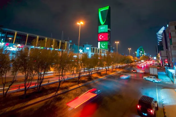 أبراج مدن السعودية توشَّحت بأعلام المملكة وتركيا وباكستان احتفاءً بتوقيع الاتفاقية (واس)