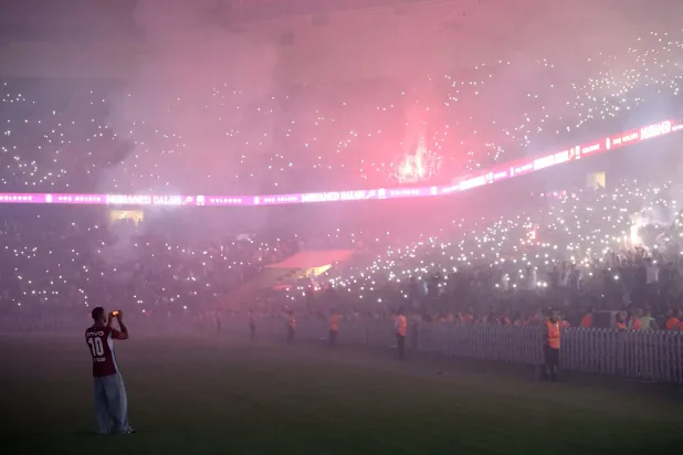 تقديم أسطوري لمحمد صلاح في ملعب «بابارا بارك» (رويترز)