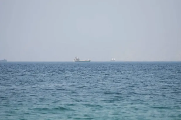 Umman'ın Musandam kentinden görülen Hürmüz Boğazı yakınlarındaki gemiler (Reuters)