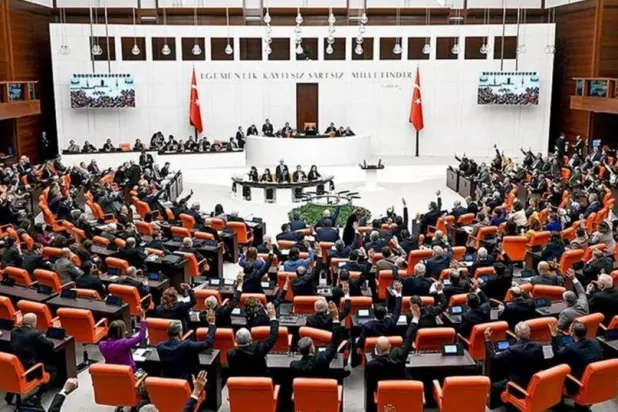 البرلمان التركي يبدأ الاثنين مناقشة مشروع قانون يسمح بعودة واندماج مسلحي حزب «العمال الكردستاني» بعد التأكد من نزع أسلحتهم (الموقع الرسمي للبرلمان)
