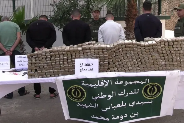 الدرك الجزائري خلال عملية أسفرت عن مصادرة كمية كبيرة من المخدرات (الدرك)
