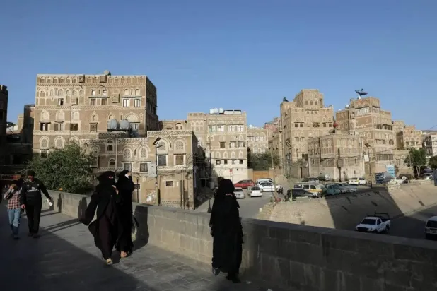 سكان صنعاء يعيشون مخاوف كبيرة من تبعات التصعيد الحوثي (رويترز)