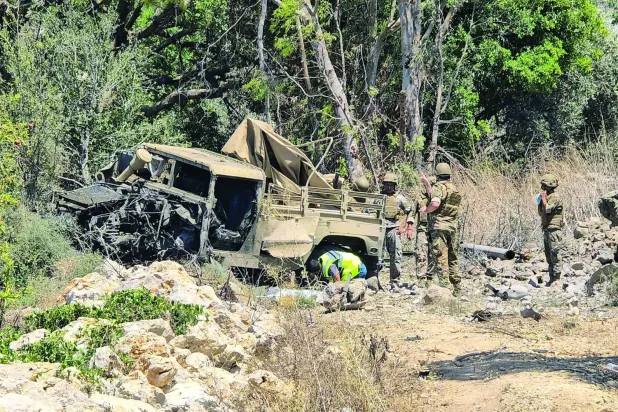 Lübnan ordusu askerleri, ülkenin güneyindeki Mansuri kasabasında bir askeri araca yönelik patlamanın yol açtığı hasarı inceliyor (Arşiv- AFP)
