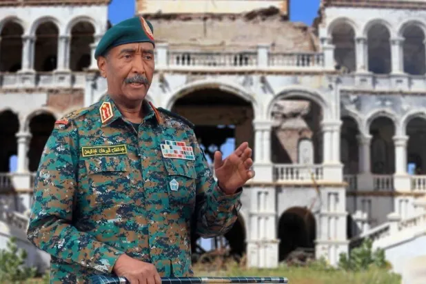 قائد الجيش السوداني عبد الفتاح البرهان في لقطة من تسجيل مصور أمام القصر الجمهوري بالخرطوم (وكالة الأنباء السودانية)