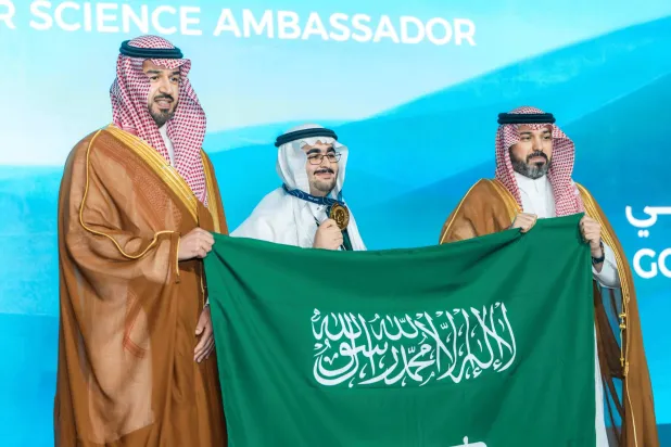 عبد العزيز الكريديس يتوّج الطالب السعودي أمجد آل درويش بالمركز الأول في «أولمبياد العلوم النووية الدولي» (واس)