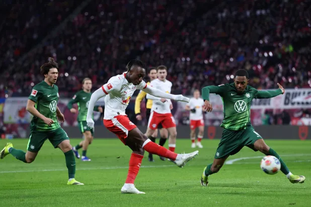 فاز ديوماندي (وسط) بجائزة أفضل لاعب صاعد في الدوري الألماني لموسم 2025 - 2026 (أ.ف.ب)