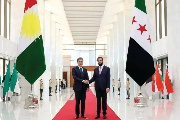 الرئيس السوري أحمد الشرع مستقبلاً رئيس إقليم كردستان العراق نيجيرفان بارزاني في دمشق (موقع الرئاسة)