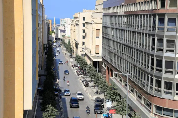 منظر عام لأحد شوارع وسط بيروت يضم بنوكاً ومؤسسات مالية (أرشيفية - رويترز)