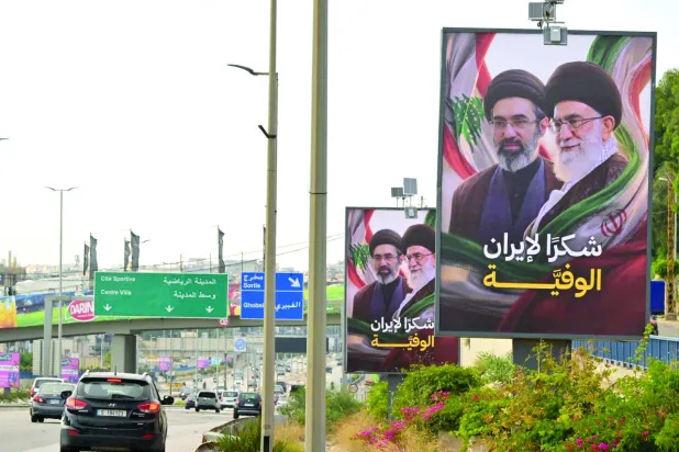 لافتات رُفعت على طريق المطار لشكر إيران على وقف إطلاق النار (الشرق الأوسط)