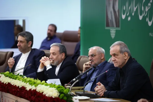 الرئيس الإيراني مسعود بزشكيان خلال مؤتمر صحافي بمناسبة الذكرى الثالثة لتوليه منصبه السبت (الرئاسة الإيرانية)