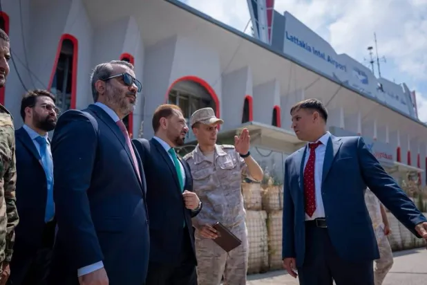 وزير الخارجية والمغتربين اسعد الشيباني (يسار) ورئيس الهيئة الطيران ومسؤولين عسكريين في أول وجود رسمي للحومة السورية في مطار اللاذقية (هيئة الطيران المدني)