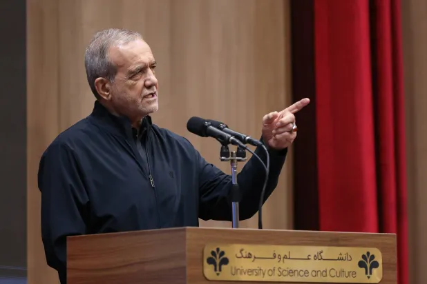 بزشكيان يلقي كلمة أمام مجموعة من الطلبة في جامعة العلم والثقافة وسط طهران الأحد (الرئاسة الإيرانية)